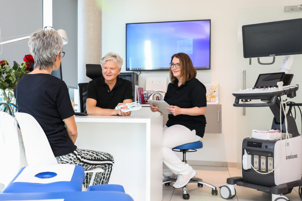 Chef und Patient im Gespräch