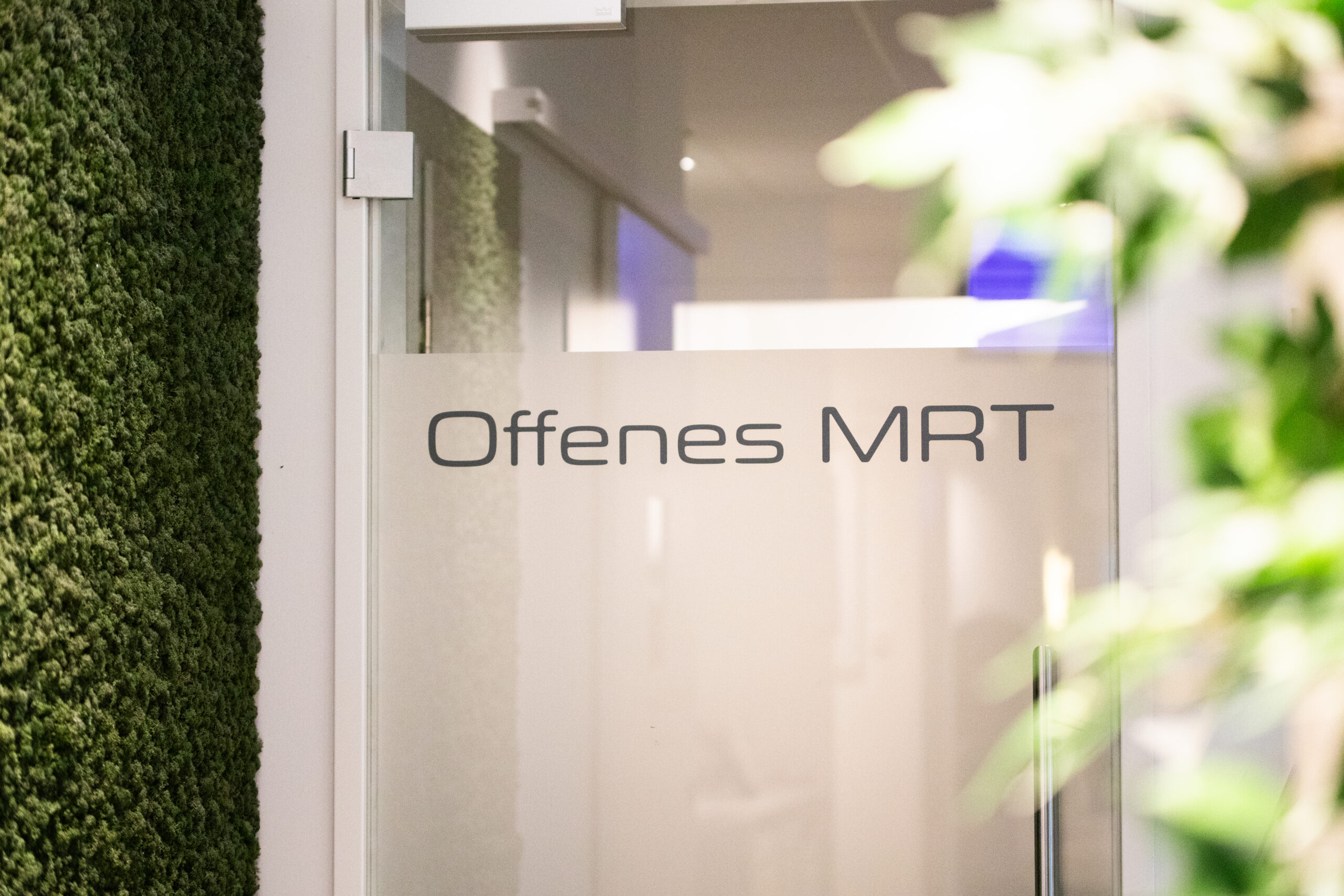 MRT Tür Offenes MRT in der Praxis Breitenbacher bei Stuttgart.